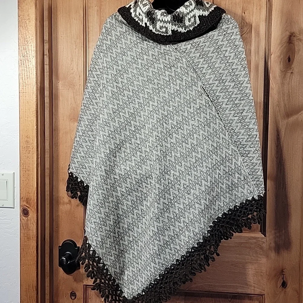 Loomed Wool & Cowhican Sweater Cape from South America - Picture 5 of 11